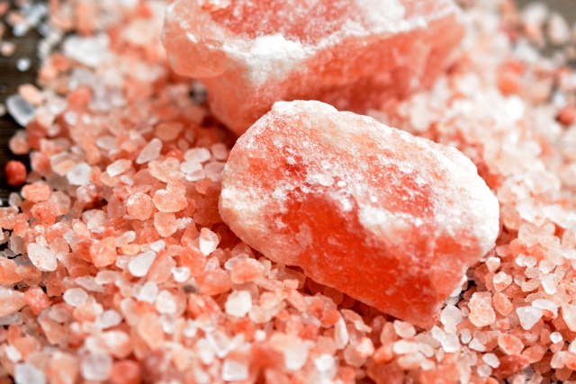 鮮やかなピンクの切り出し岩塩