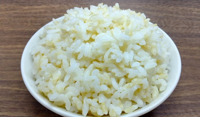 玄米と白米を混ぜて炊き上げる