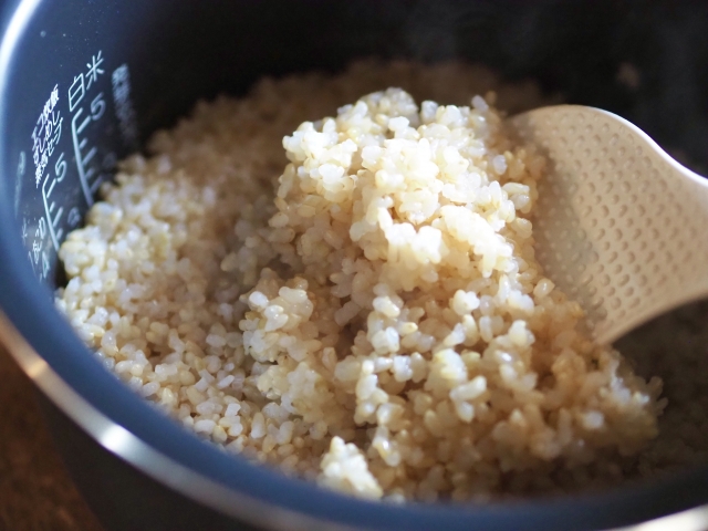 炊き立ての玄米を３日間かけて酵素玄米にする