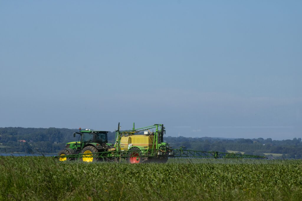アメリカやブラジルといった農業大国では、大規模農園で遺伝子組み換え作物が大量に生産される