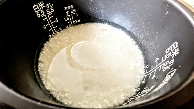 炊飯時の煮汁を一度取り出すことでお米の糖質を大幅にカットできる