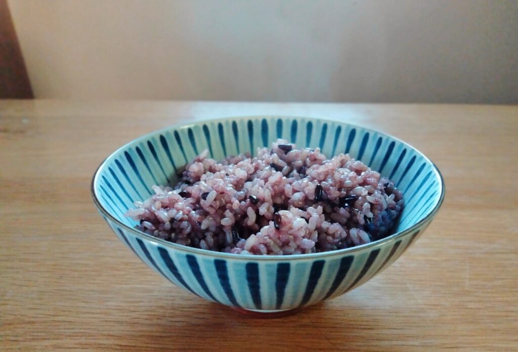 黒米や赤米を混ぜて炊くと、香りともっちり感が出て、食べ応えが出る